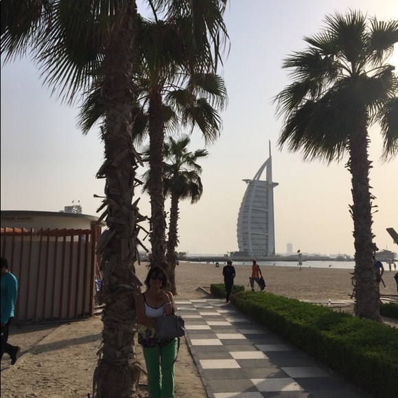 👗👚🦺🥼👖🩳👔🥿👠👡👢👞👟🥾🧣🧢💍👜👛👝🎒👓🕶👒 - Picture 1 of 3